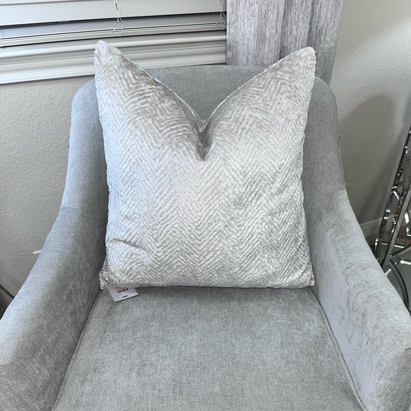 1-CALDEIRA CUT VELVET DESIGN DECORATIVE PILLOW (Read description for detail ) - Picture 15 of 17